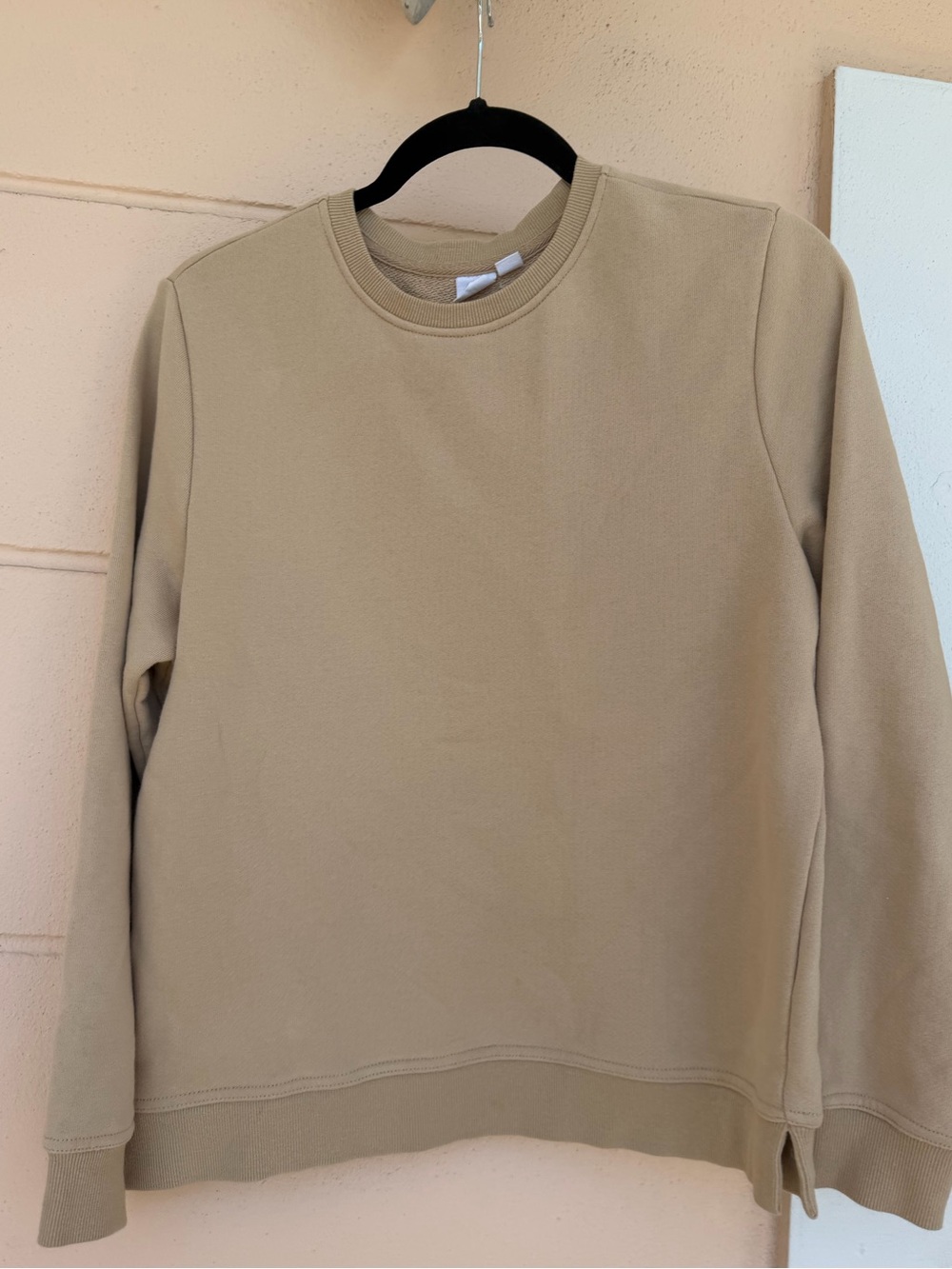 GAP Women’s Crewneck Sweater in Tan size M